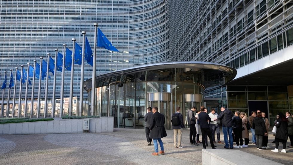 Η ΕΕ ετοιμάζεται να παγώσει την διαδικασία επικύρωσης της εμπορικής συμφωνίας με τις ΗΠΑ